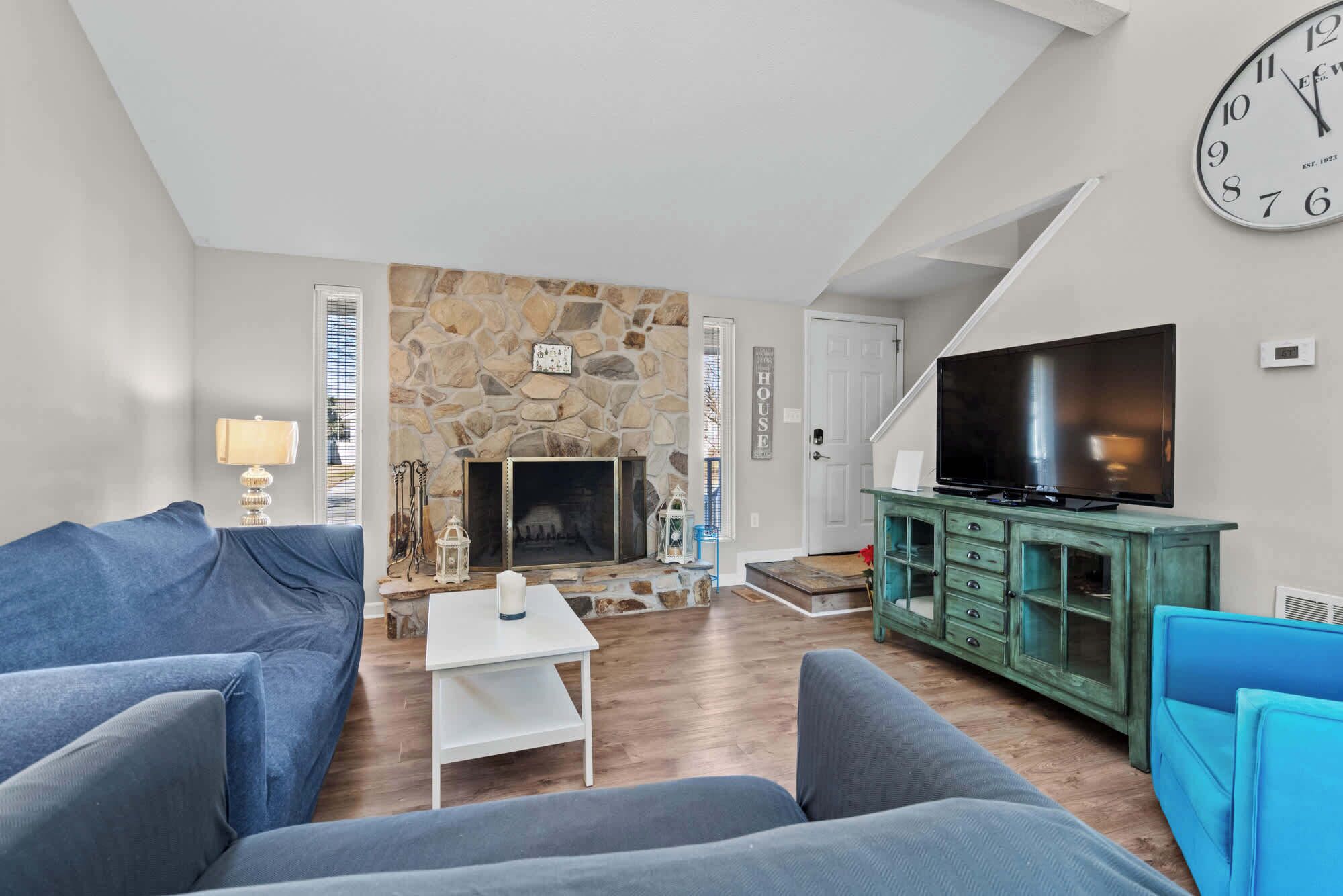 Fernseher, Kamin, Arbeitsbereiche