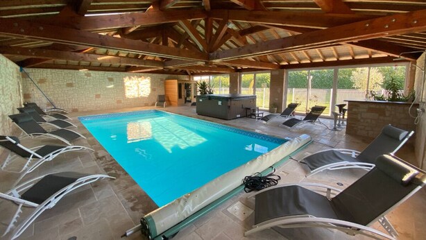 A covered swimming pool with lounge chairs and a barbecue area. - Gîte des 3 Puits (Caumont)
