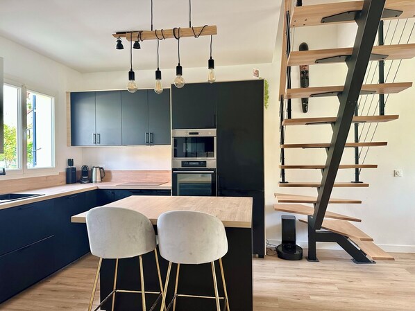 Fridge, microwave, oven, stovetop - Maison Comfortable 15 min de Paris (Houilles)