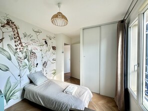 4 bedrooms, iron/ironing board, WiFi, bed sheets - Maison Comfortable 15 min de Paris (Houilles)