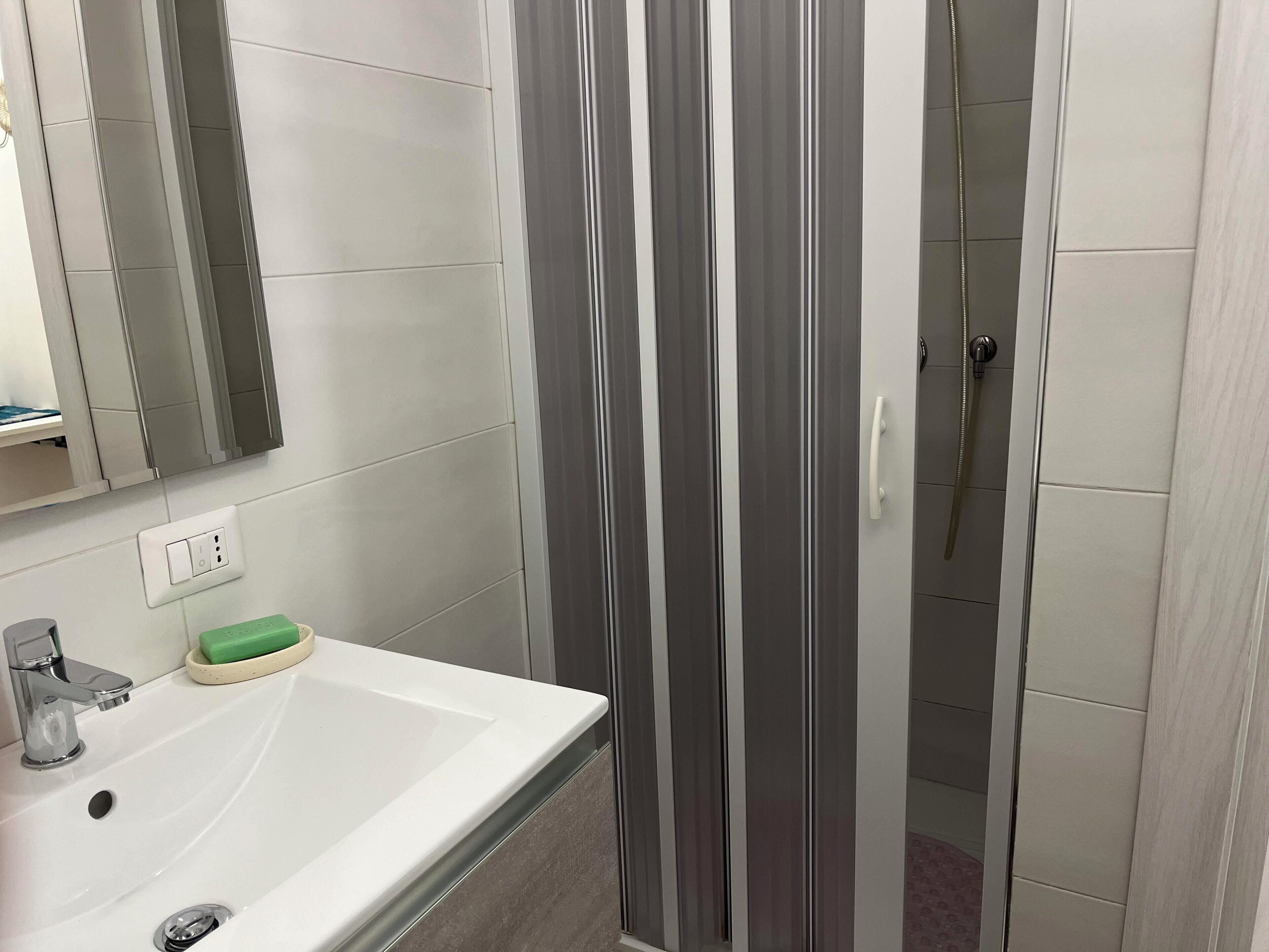 Dusche, Haartrockner, Bidet, Handtücher