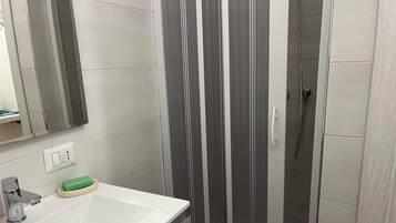 Dusche, Haartrockner, Bidet, Handtücher