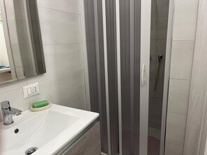 Shower, hair dryer, bidet, towels - 1 Bedroom Private vacation home in Barletta (Barletta)