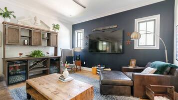 Een smart-tv, boeken en een printer