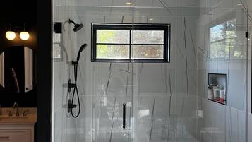 Een douche, een haardroger, handdoeken, zeep