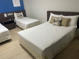 Habitación familiar | Minibar, escritorio, espacio para trabajar con un portátil