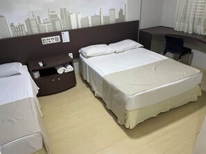Minibar, individuell dekoriert, Schreibtisch