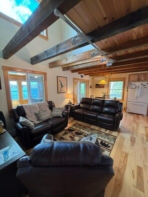Smart TV, video games, DVD player, books - Can't Bear to Leave Lake Winnisquam (Meredith)