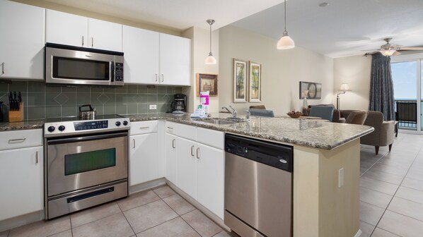 コンドミニアム ベッド (複数台) バルコニー オーシャンビュー (Grand Panama 1-2005) | 専用キッチン | 冷蔵庫、電子レンジ、オーブン、コンロ