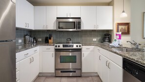 コンドミニアム ベッド (複数台) バルコニー オーシャンビュー (Grand Panama 1-2005) | 専用キッチン | 冷蔵庫、電子レンジ、オーブン、コンロ