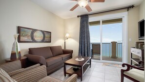 コンドミニアム ベッド (複数台) バルコニー オーシャンビュー (Grand Panama 1-2005) | リビング エリア | 50 インチの薄型テレビ (ケーブル放送視聴可)、テレビ