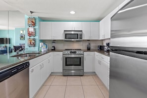 Condo, nhiều giường, ban công, quang cảnh biển (Grand Panama 1-1502) | Bếp riêng | Tủ lạnh, lò vi sóng, lò nướng, bếp nấu