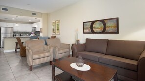 コンドミニアム ベッド (複数台) バルコニー オーシャンビュー (Grand Panama 1-2005) | リビング エリア | 50 インチの薄型テレビ (ケーブル放送視聴可)、テレビ