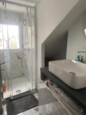 シャワー、ヘアドライヤー、タオル、石鹸