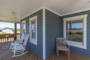 Terrace/patio - Well-appointed Corolla beach house, just steps from the beach! (Corolla)