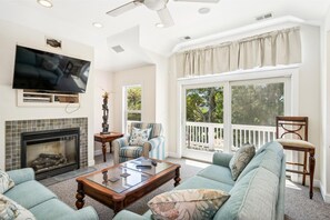 Fernseher, Kamin, Tischfußball