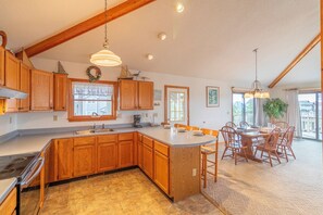 Fridge, microwave, oven, stovetop - Ocean views from the crow's nest at Just Past Duck! (Corolla)