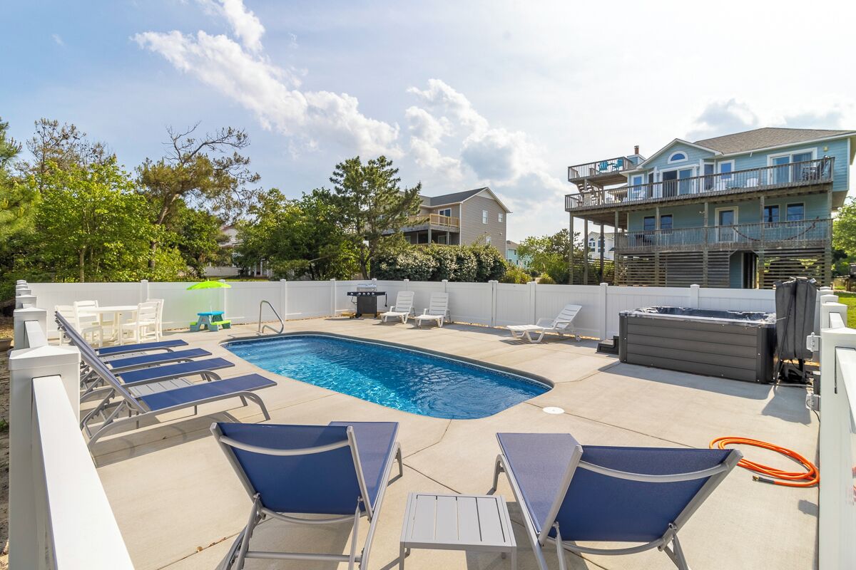 Charming oceanside Corolla home, just 1000 ft to the beach access!
