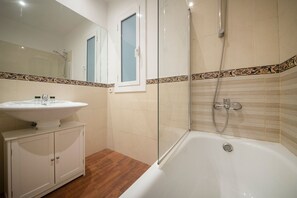 Sèche-cheveux, serviettes fournies, papier toilette