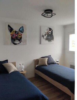 3 bedrooms, travel crib, free WiFi, bed sheets
