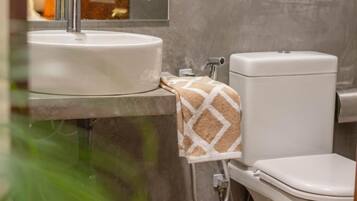 Bidet, serviettes fournies, savon, shampoing