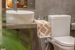 坐浴桶、毛巾、肥皂、洗发水