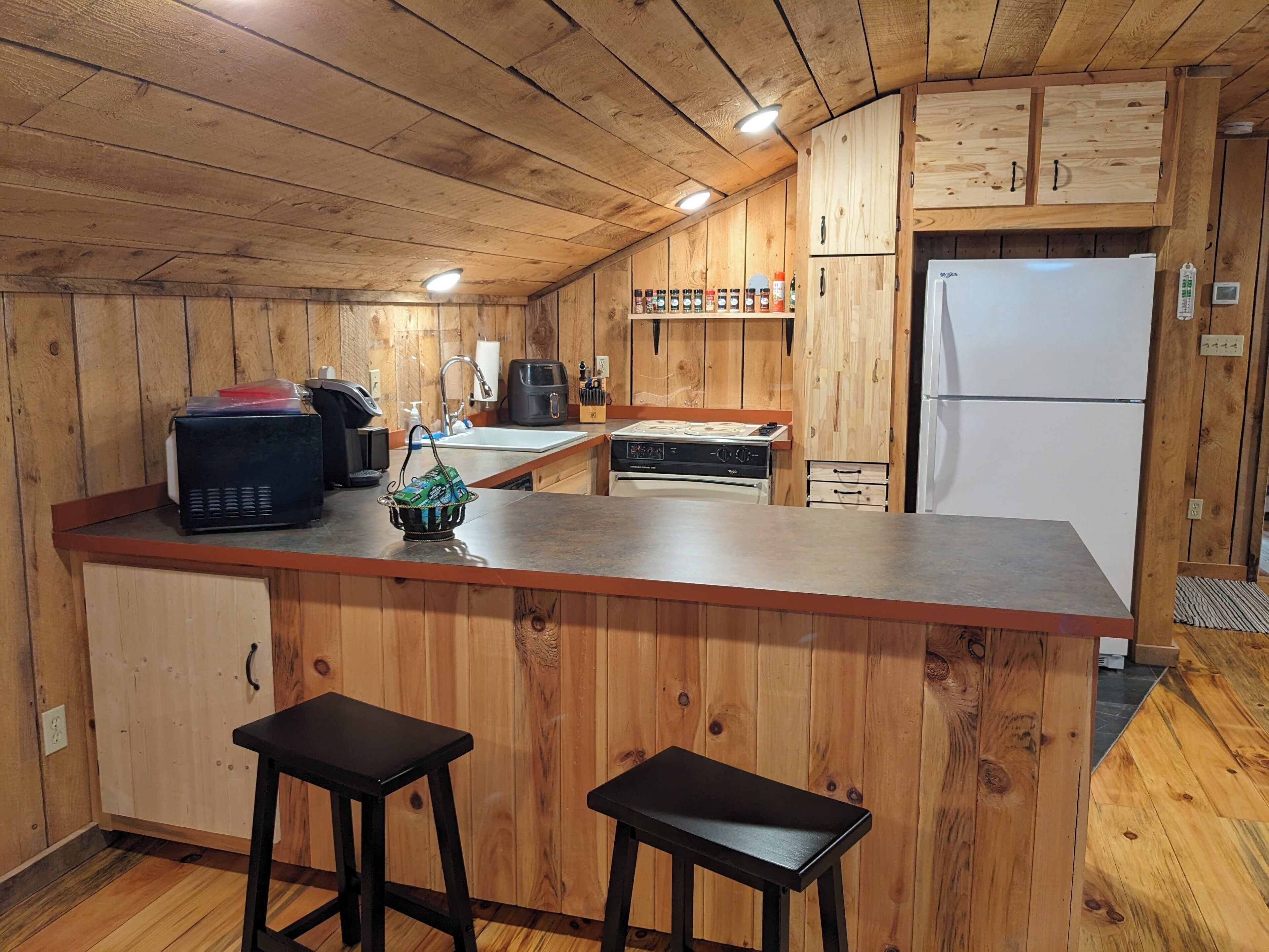 Een koelkast, een magnetron, een oven, een kookplaat