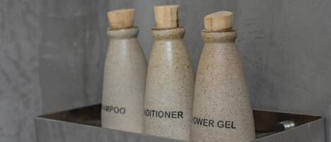 Toallas, jabón, shampoo, papel de baño