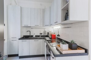 Apartment | Private kitchen | Full-size fridge, microwave, oven, stovetop - La Dolce Vista (Moltrasio)