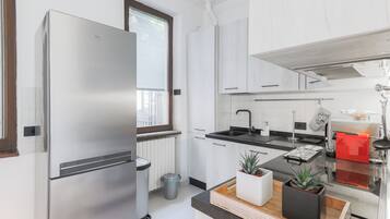 Appartamento | Cucina privata | Frigorifero con congelatore, microonde, forno, piano cottura