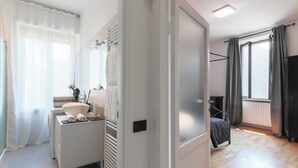 Un baño moderno con lavamanos, toallero y zona de ducha.
