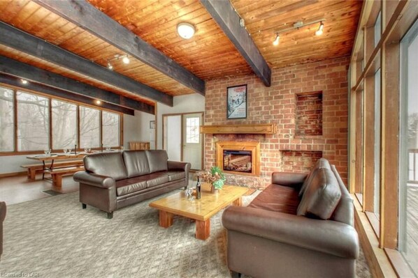 Smart-TV, Kamin, Tischtennisplatte