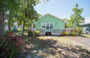 Exterior - Dog friendly On Island Outdoor Shower Family Fun! Golf Cart (for rent)! (Oak Island)