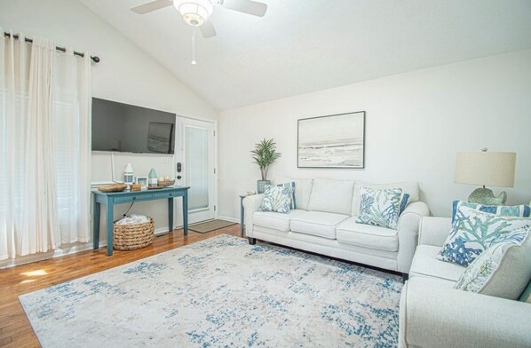 Smart TV - Dog friendly On Island Outdoor Shower Family Fun! Golf Cart (for rent)! (Oak Island)