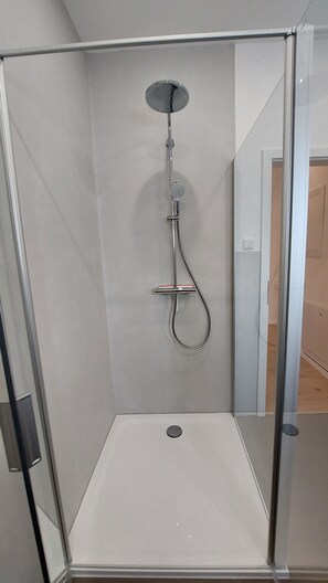 Haartrockner, Handtücher, Seife, Toilettenpapier