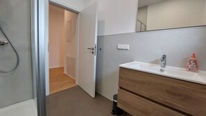 Secadora de cabello, toallas, jabón, papel de baño 
