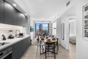 Deluxe Condo, Balcony, City View | Private kitchen | Fridge, oven, stovetop, dishwasher - Luxury Condo Downtown Miami City Views (Miami)