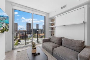 Deluxe-Apartment, Balkon, Stadtblick | Wohnbereich