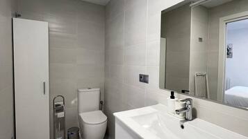 Een douche, een haardroger, handdoeken, zeep