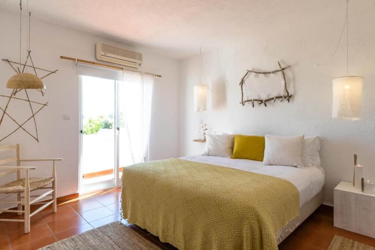 Habitación doble Deluxe, balcón | Escritorio, espacio para trabajar con laptop y cortinas blackout