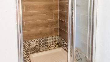 Kamar Double Standar | Kamar mandi | Pengering rambut, handuk, sabun, dan sampo