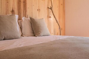 Habitación Deluxe doble, balcón | Escritorio, espacio para trabajar con un portátil, cortinas opacas