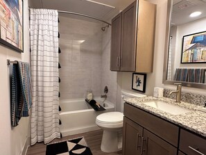 Sèche-cheveux, serviettes fournies, savon, shampoing