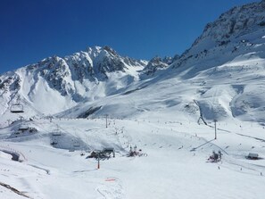 Estância de esqui coberta de neve, com teleféricos e um cenário montanhoso.