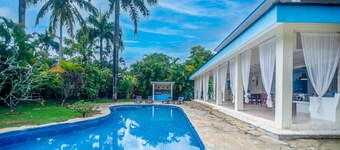 Spacious villa-3 bedrooms-3.5 bath-Priv pool-Garden-BBQ-Near beaches and center
