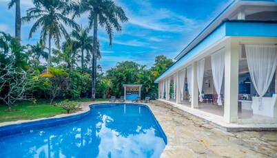 Spacious villa-3 bedrooms-3.5 bath-Priv pool-Garden-BBQ-Near beaches and center