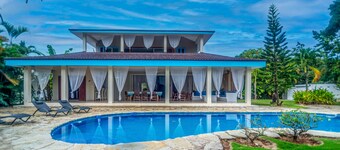 Spacious villa-3 bedrooms-3.5 bath-Priv pool-Garden-BBQ-Near beaches and center