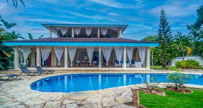 Spacious villa-3 bedrooms-3.5 bath-Priv pool-Garden-BBQ-Near beaches and center