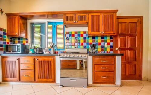 Amplia villa-3 dorm-3.5 baños-Piscina priv-Jardín-BBQ-Cerca de playas y centro