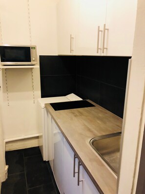 Réfrigérateur, micro-ondes, plaque de cuisson, bouilloire électrique